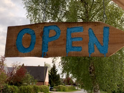open-schild-435x326